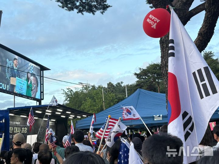 [서울=뉴시스]최은수 기자=15일 오후 서울 관악구 서울대학교 정문 인근에서 열린 트루스포럼 주최 집회에서 모스 탄 리버티대 교수가 연설하고 있다.2025.07.15