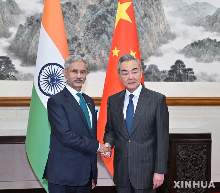 [베이징=신화/뉴시스] 왕이 중국 공산당 중앙정치국 위원 겸 외교부장(오른쪽)이 14일 베이징에서수브라마냠 자이샨카르 인도 외무장관과 회담에 앞서 악수하고 있다. 2025.07.15 