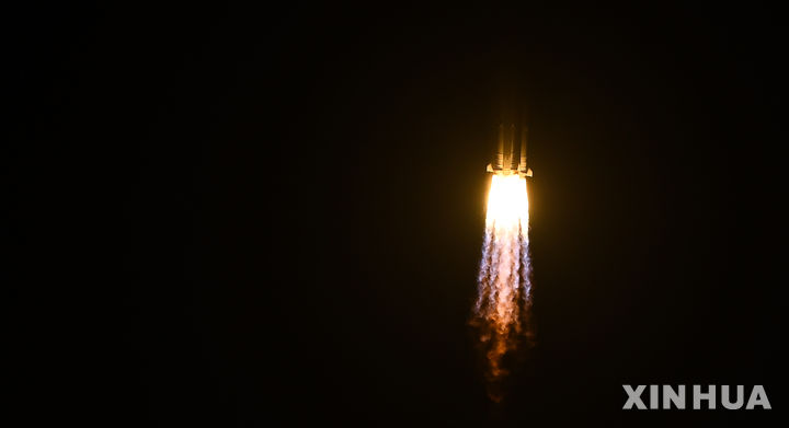 [ 원창우주기지=신화/뉴시스] 7월 15일 하이난성 원창 우주 발사기지에서 창정 10호 로켓에 실려 발사된 중국 우주화물선 톈저 9호의 발사 10분 후의 모습. 2025.07.15. 