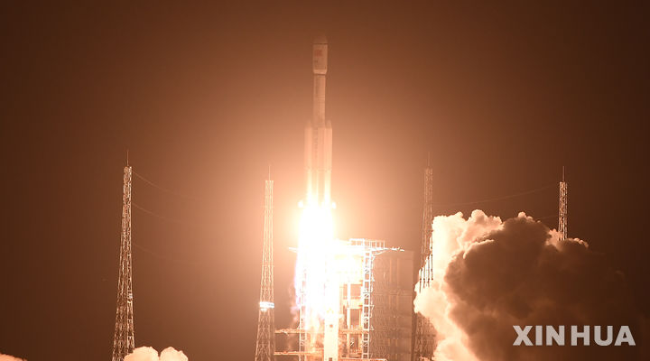 [ 원창우주기지=신화/뉴시스] 7월 15일 오전 5시 34분 중국 하이난 섬의 원창 우주 발사기지에서 중국 우주화물선 톈저 9호가 창정 10호 로켓에 실려 발사되는 장면. 2025.07.15.