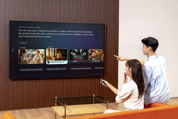 [서울=뉴시스] 15일 삼성전자 모델들이 자연어 처리 기반의 향상된 빅스비가 적용된 '클릭 투 서치'를 통해 삼성 AI TV에서 정보를 얻고 있다. (사진=삼성전자 제공) 2025.07.15. photo@newsis.com *재판매 및 DB 금지