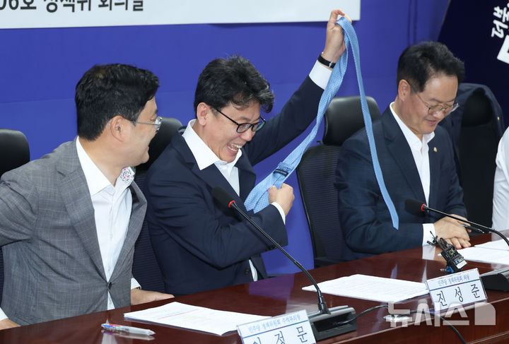 [서울=뉴시스] 고승민 기자 = 진성준 더불어민주당 정책위의장이 15일 서울 여의도 국회 의원회관에서 열린 2025년 폭염 대책 당정 간담회에서 넥타이를 풀고 있다. 2025.07.15. kkssmm99@newsis.com