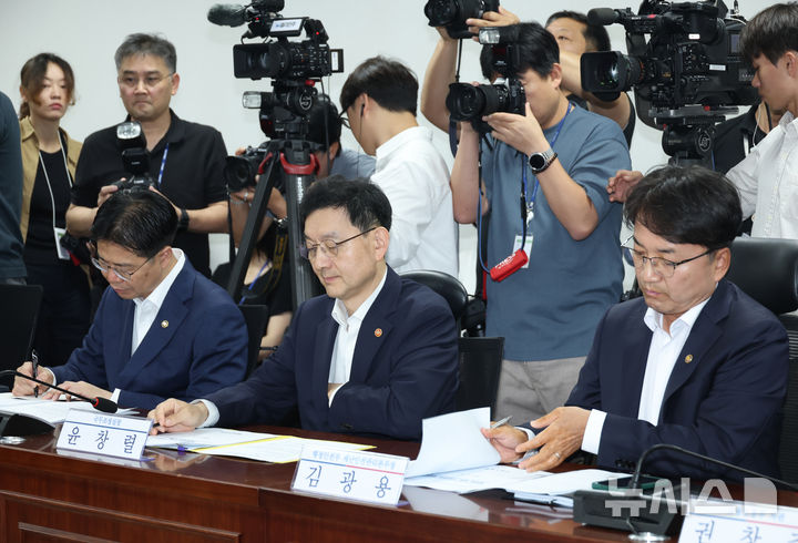 [서울=뉴시스] 고승민 기자 = 윤창렬 국무조정실장과 김광영 행정안전부 재난안전관리본부장 등 정부 측 참석자들이 15일 서울 여의도 국회 의원회관에서 열린 2025년 폭염 대책 당정 간담회에서 진성준 더불어민주당 정책위의장 발언을 경청하고 있다. 2025.07.15. kkssmm99@newsis.com