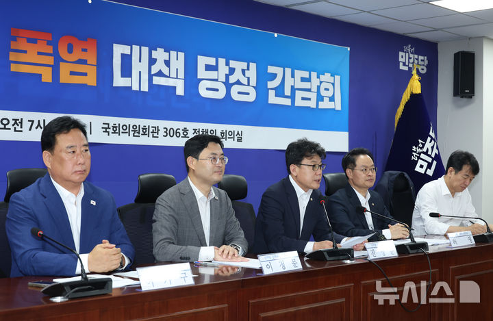 [서울=뉴시스] 고승민 기자 = 진성준 더불어민주당 정책위의장이 15일 서울 여의도 국회 의원회관에서 열린 2025년 폭염 대책 당정 간담회에서 발언하고 있다. 2025.07.15. kkssmm99@newsis.com