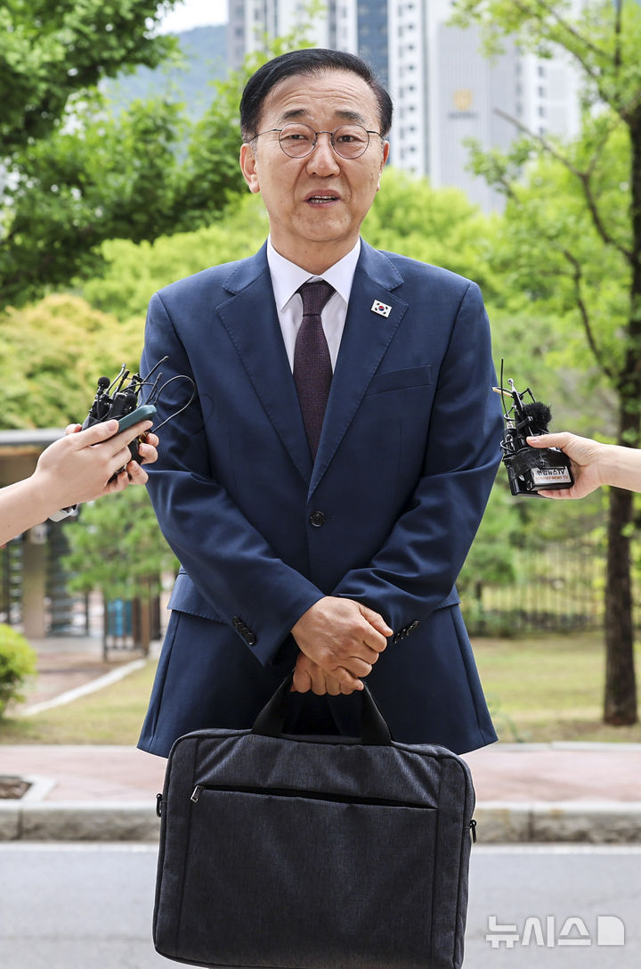 [과천=뉴시스] 권창회 기자 = 김윤덕 국토교통부 장관 후보자가 15일 오전 경기 과천시 정부과천청사로 출근하며 취재진 질의에 답하고 있다. 2025.07.15. kch0523@newsis.com