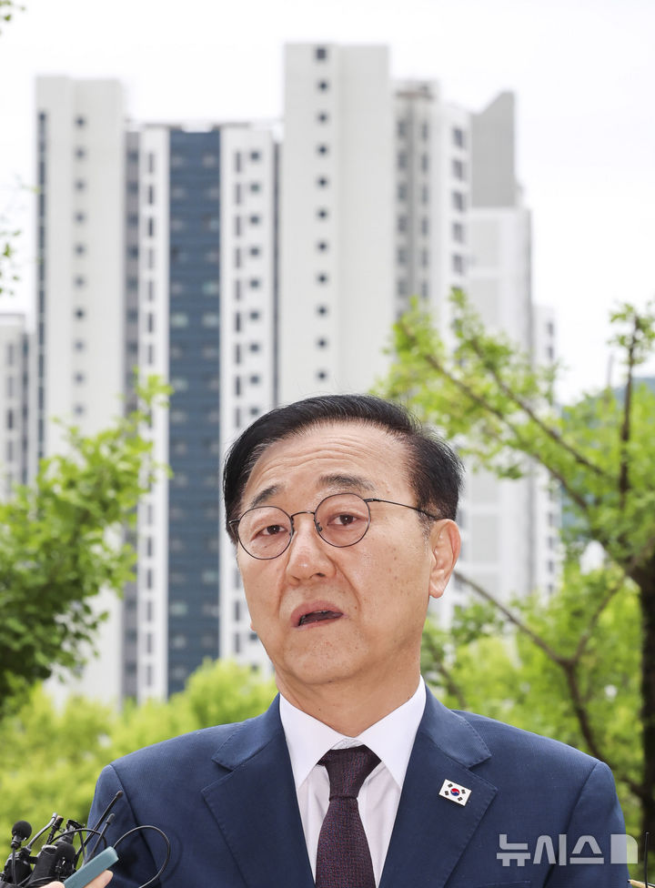 [과천=뉴시스] 권창회 기자 = 김윤덕 국토교통부 장관 후보자가 15일 오전 경기 과천시 정부과천청사로 출근하며 취재진 질의에 답하고 있다. 2025.07.15. kch0523@newsis.com