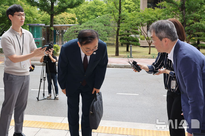 [과천=뉴시스] 권창회 기자 = 김윤덕 국토교통부 장관 후보자가 15일 오전 경기 과천시 정부과천청사로 출근하며 취재진에게 인사하고 있다. 2025.07.15. kch0523@newsis.com