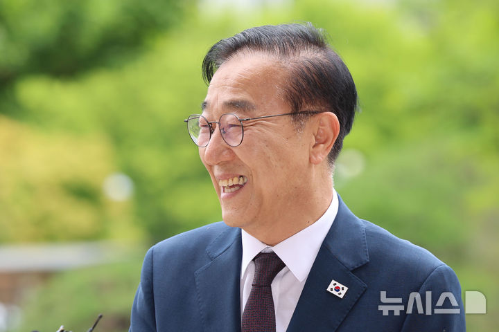 [과천=뉴시스] 권창회 기자 = 김윤덕 국토교통부 장관 후보자가 15일 오전 경기 과천시 정부과천청사로 출근하며 취재진 질의에 미소짓고 있다. 2025.07.15. kch0523@newsis.com