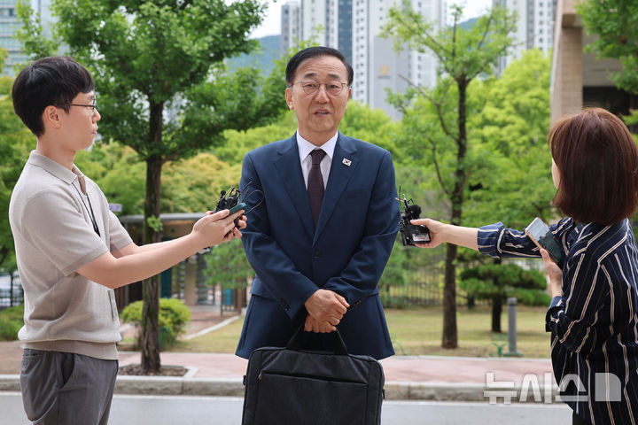 [과천=뉴시스] 권창회 기자 = 김윤덕 국토교통부 장관 후보자가 15일 오전 경기 과천시 정부과천청사로 출근하며 취재진 질의에 답하고 있다. 2025.07.15. kch0523@newsis.com