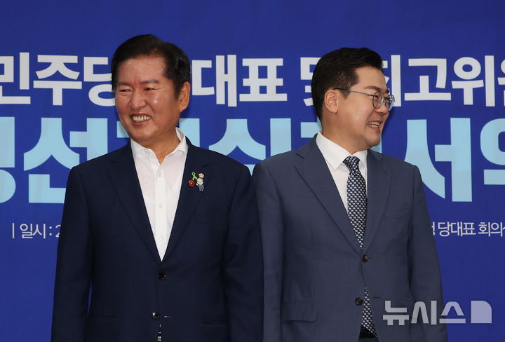 [서울=뉴시스] 김명년 기자 = 더불어민주당 당대표 후보인 정청래·박찬대 의원이 15일 오전 서울 여의도 국회에서 열린 당대표 및 최고위원 후보 공명선거 실천 서약식에서 기념촬영을 기다리고 있다. 2025.07.15. kmn@newsis.com