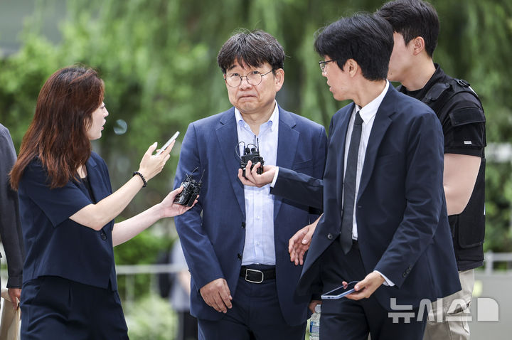 [서울=뉴시스] 조성우 기자 = 이상화 동해종합기술공사 부사장이 15일 오전 서울 종로구 KT 광화문빌딩 웨스트에 마련된 김건희 여사 연루 의혹이 제기된 주가조작 사건을 조사하는 민중기 특별검사팀 사무실로 출석하고 있다. 2025.07.15. xconfind@newsis.com