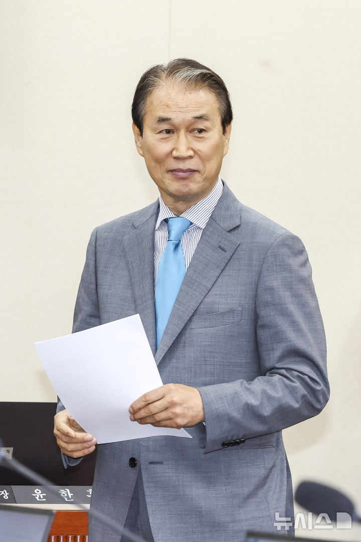[서울=뉴시스] 고승민 기자 = 권오을 국가보훈부 장관 후보자가 15일 서울 여의도 국회에서 열린 정무위원회의 인사청문회에 출석하고 있다. 2025.07.15. kkssmm99@newsis.com
