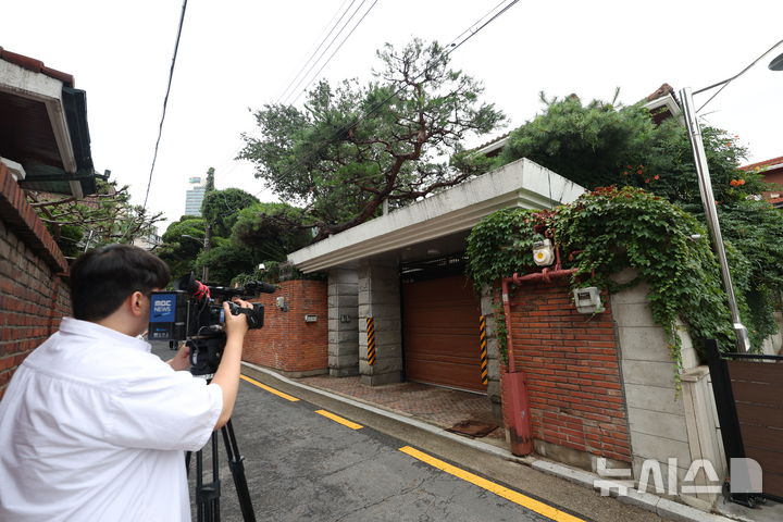 [서울=뉴시스] 김선웅 기자 = 김건희 여사에 대한 의혹을 수사하는 민중기 특검팀이 통일교 청탁 의혹과 관련해 '건진법사' 전성배 씨 법당 등 압수수색에 착수했다.15일 서울 강남구 소재 전 씨의 법당 앞에서 취재진이 대기하고 있다. 2025.07.15. mangusta@newsis.com