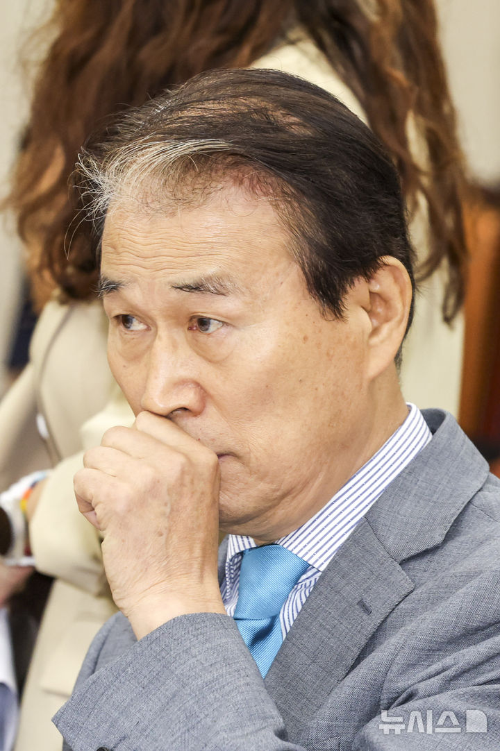 [서울=뉴시스] 고승민 기자 = 권오을 국가보훈부 장관 후보자가 15일 서울 여의도 국회에서 열린 정무위원회의 인사청문회에서 목을 가다듬고 있다. 2025.07.15. kkssmm99@newsis.com