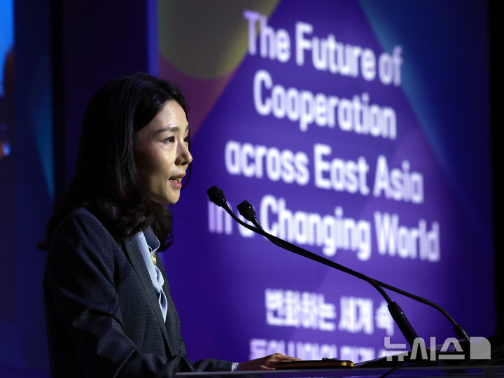 [서울=뉴시스] 이영환 기자 =  김진아 외교부 제2차관이 15일 오전 서울 중구 웨스틴 조선 서울에서 열린 2025 동아시아협력포럼에 참석해 환영사를 하고 있다. 2025.07.15. 20hwan@newsis.com