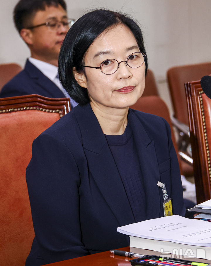 [서울=뉴시스] 김금보 기자 = 한성숙 중소벤처기업부 장관 후보자가 15일 서울 여의도 국회 산업통상자원중소벤처기업위원회에서 열린 인사청문회에 출석하고 있다. 2025.07.15. kgb@newsis.com