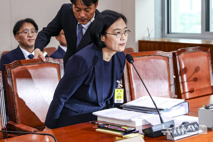[서울=뉴시스] 김금보 기자 = 한성숙 중소벤처기업부 장관 후보자가 15일 서울 여의도 국회 산업통상자원중소벤처기업위원회에서 열린 인사청문회에 출석하고 있다. 2025.07.15. kgb@newsis.com