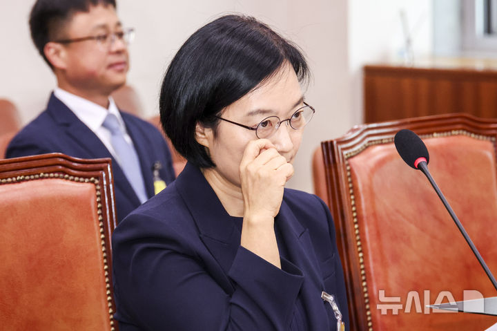 [서울=뉴시스] 김금보 기자 = 한성숙 중소벤처기업부 장관 후보자가 15일 서울 여의도 국회 산업통상자원중소벤처기업위원회에서 열린 인사청문회에서 안경을 만지고 있다. 2025.07.15. kgb@newsis.com