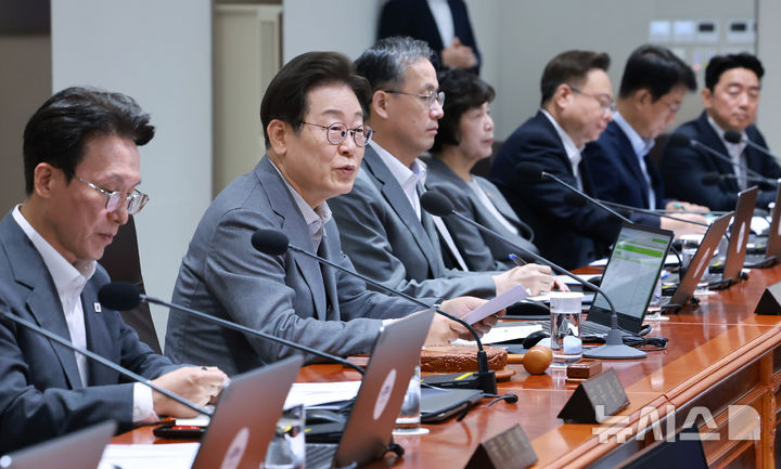 [서울=뉴시스] 최동준 기자 = 이재명 대통령이 15일 서울 용산 대통령실 청사에서 열린 국무회의에서 발언하고 있다. (대통령실통신사진기자단) 2025.07.15. photocdj@newsis.com