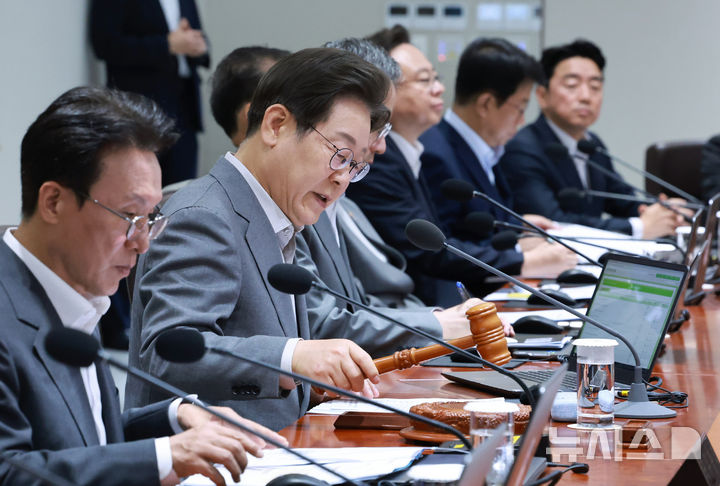 [서울=뉴시스] 최동준 기자 = 이재명 대통령이 15일 서울 용산 대통령실 청사에서 열린 국무회의에서 의사봉을 두드리며 개회 선언을 하고 있다. (대통령실통신사진기자단) 2025.07.15. photocdj@newsis.com