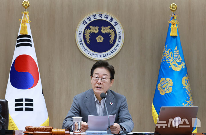 [서울=뉴시스] 최동준 기자 = 이재명 대통령이 15일 서울 용산 대통령실 청사에서 열린 국무회의에서 발언하고 있다. (대통령실통신사진기자단) 2025.07.15. photocdj@newsis.com
