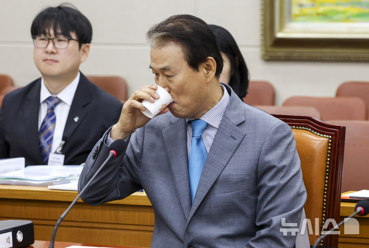 [서울=뉴시스] 고승민 기자 = 권오을 국가보훈부 장관 후보자가 15일 서울 여의도 국회에서 열린 정무위원회의 인사청문회에서 물을 마시고 있다. 2025.07.15. kkssmm99@newsis.com