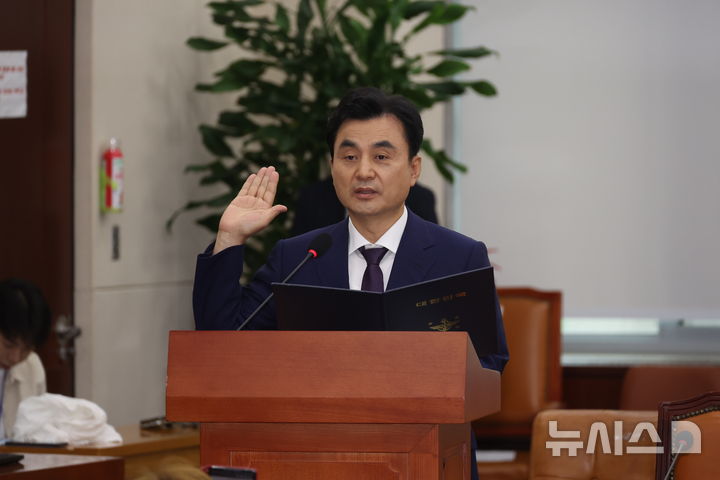 [서울=뉴시스] 조성봉 기자 = 안규백 국방부 장관 후보자가 15일 서울 여의도 국회에서 열린 국방위원회의 인사청문회에서 선서를 하고 있다. 2025.07.15. suncho21@newsis.com