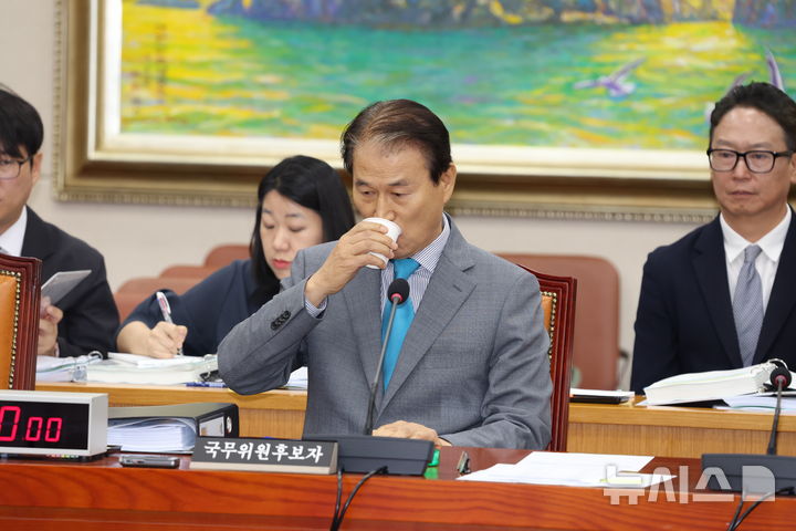 [서울=뉴시스] 고승민 기자 = 권오을 국가보훈부 장관 후보자가 15일 서울 여의도 국회에서 열린 정무위원회의 인사청문회에서 물을 마시고 있다. 2025.07.15. kkssmm99@newsis.com