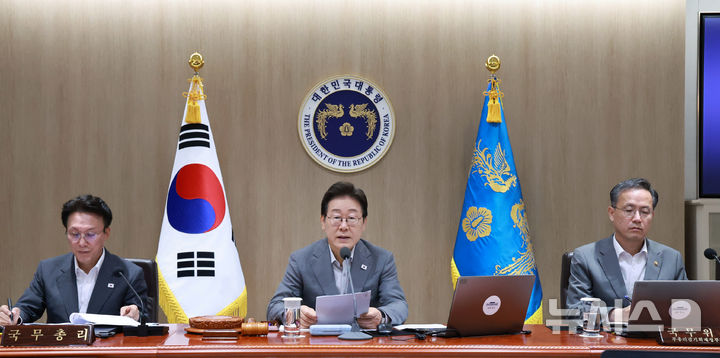 [서울=뉴시스] 최동준 기자 = 이재명 대통령이 15일 서울 용산 대통령실 청사에서 열린 국무회의에서 발언하고 있다. (대통령실통신사진기자단) 2025.07.15. photocdj@newsis.com