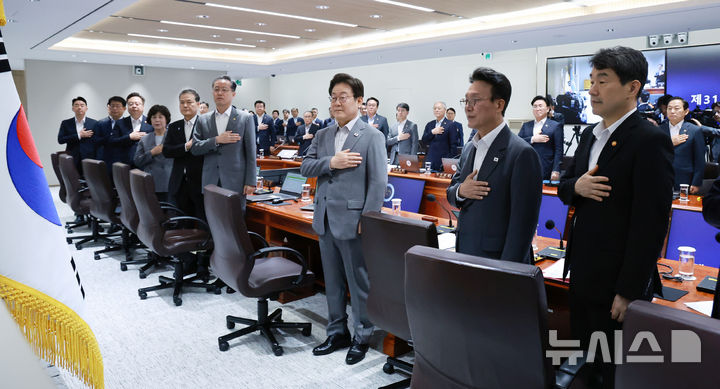 [서울=뉴시스] 최동준 기자 = 이재명 대통령과 김민석 국무총리를 비롯한 참석자들이 15일 서울 용산 대통령실 청사에서 열린 국무회의에서 국민의례를 하고 있다. (대통령실통신사진기자단) 2025.07.15. photocdj@newsis.com