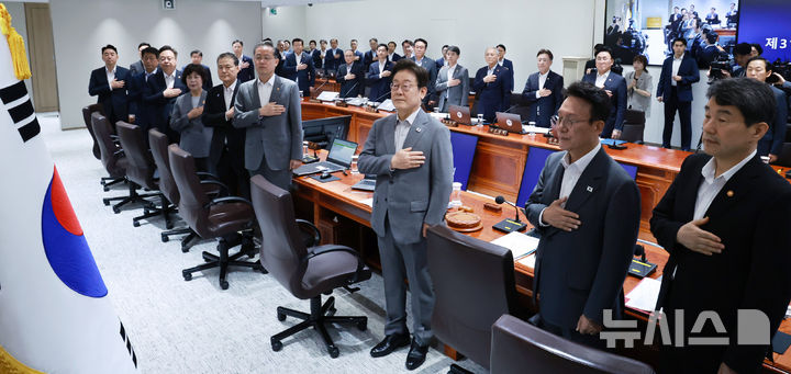 [서울=뉴시스] 최동준 기자 = 이재명 대통령과 김민석 국무총리를 비롯한 참석자들이 15일 서울 용산 대통령실 청사에서 열린 국무회의에서 국민의례를 하고 있다. (대통령실통신사진기자단) 2025.07.15. photocdj@newsis.com