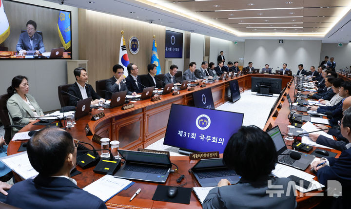 [서울=뉴시스] 최동준 기자 = 이재명 대통령이 15일 서울 용산 대통령실 청사에서 열린 국무회의에서 발언하고 있다. (대통령실통신사진기자단) 2025.07.15. photocdj@newsis.com