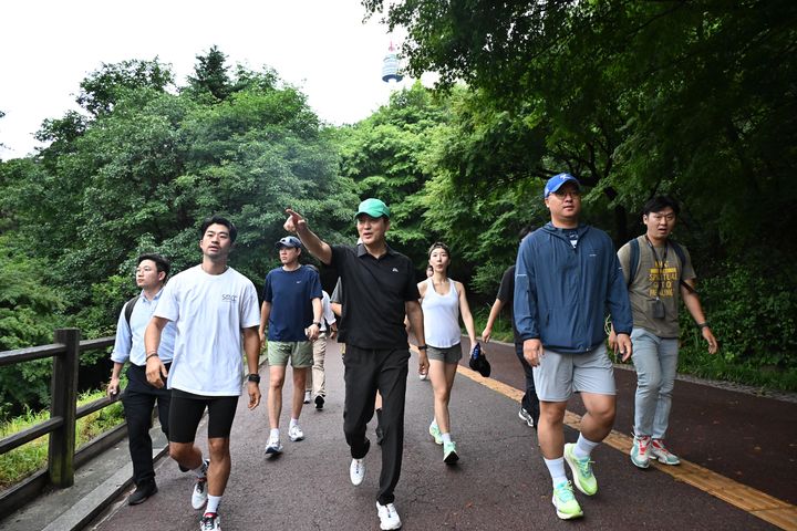 [서울=뉴시스] 오세훈 서울시장이 아침현장소통 첫 날인 15일 오전 시민들과 서울 남산 북측순환로를 함께 달리고 있다.오 시장은 이날 아침현장소통 첫 행보로 시민과 함께 남산 국립극장~중부공원여가센터(중구 예장동) 2km 구간을 달린 뒤 남산을 찾는 러너를 위해 마련된 남산샤워장 시설을 점검했다. (사진=서울시 제공) 2025.07.15. photo@newsis.com *재판매 및 DB 금지