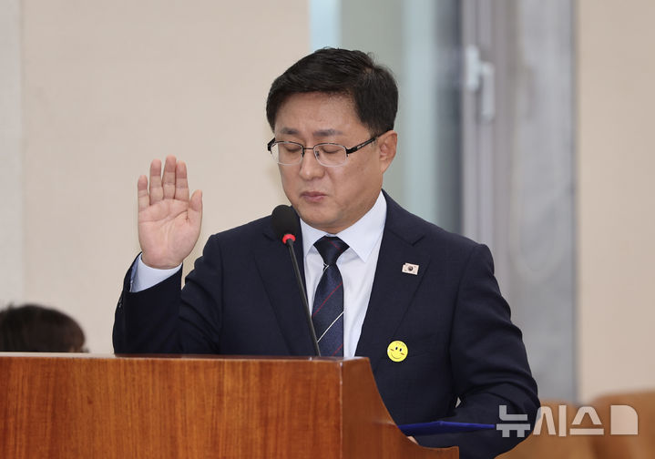 [서울=뉴시스] 김명년 기자 = 김성환 환경부 장관 후보자가 15일 서울 여의도 국회 환경노동위원회에서 열린 인사청문회에서 선서를 하고 있다. 2025.07.15. kmn@newsis.com