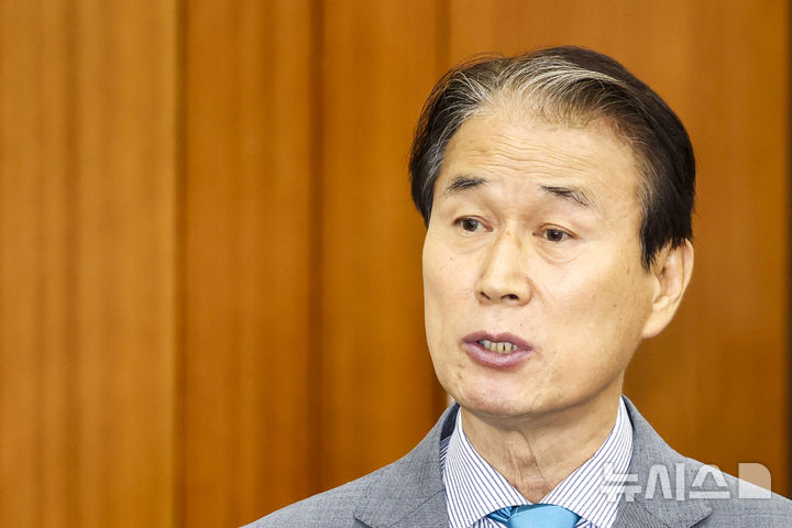 [서울=뉴시스] 고승민 기자 = 권오을 국가보훈부 장관 후보자가 15일 서울 여의도 국회에서 열린 정무위원회의 인사청문회에서 모두발언을 하고 있다. 2025.07.15. kkssmm99@newsis.com