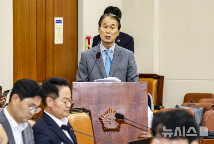 [서울=뉴시스] 고승민 기자 = 권오을 국가보훈부 장관 후보자가 15일 서울 여의도 국회에서 열린 정무위원회의 인사청문회에서 모두발언을 하고 있다. 2025.07.15. kkssmm99@newsis.com