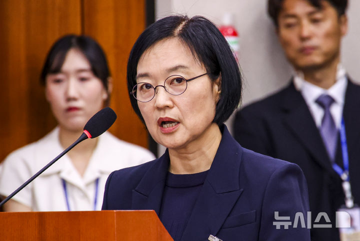 [서울=뉴시스] 김금보 기자 = 한성숙 중소벤처기업부 장관 후보자가 15일 서울 여의도 국회 산업통상자원중소벤처기업위원회에서 열린 인사청문회에서 모두발언을 하고 있다. 2025.07.15. kgb@newsis.com