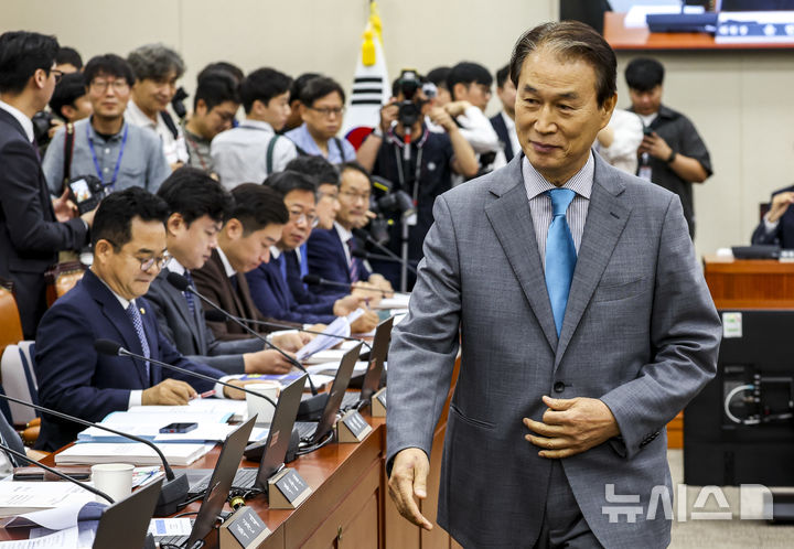 [서울=뉴시스] 고승민 기자 = 권오을 국가보훈부 장관 후보자가 15일 서울 여의도 국회에서 열린 정무위원회의 인사청문회에서 선서문 전달 후 자리로 복귀하고 있다. 2025.07.15. kkssmm99@newsis.com