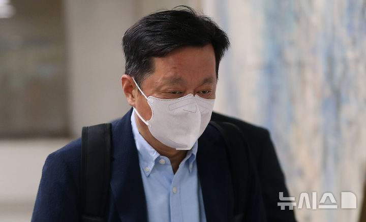 [서울=뉴시스] 김혜진 기자 = 정진상 전 더불어민주당 대표실 정무조정실장이 지난 7월15일 오전 서울 서초구 서울중앙지방법원에서 열린  대장동 배임 및 성남FC 뇌물수수 혐의 77차 공판에 출석하고 있다. 2025.07.15. jini@newsis.com