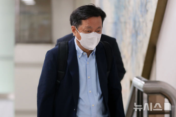 [서울=뉴시스] 김혜진 기자 = 정진상 전 더불어민주당 대표실 정무조정실장이 지난해 7월 15일 오전 서울 서초구 서울중앙지방법원에서 열린 대장동 배임 및 성남FC 뇌물수수 혐의 77차 공판에 출석하고 있다. 2026.02.12. jini@newsis.com