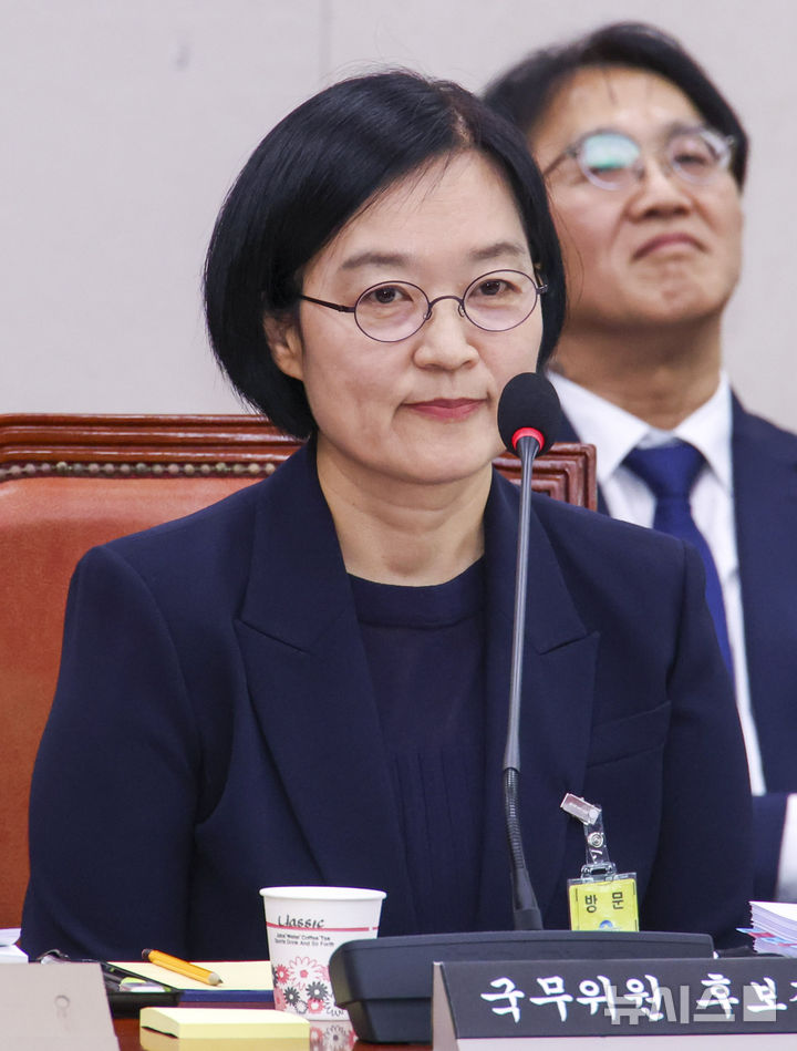 [서울=뉴시스] 김금보 기자 = 한성숙 중소벤처기업부 장관 후보자가 15일 서울 여의도 국회 산업통상자원중소벤처기업위원회에서 열린 인사청문회에서 미소를 짓고 있다. 2025.07.15. kgb@newsis.com