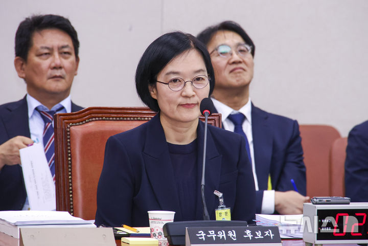 [서울=뉴시스] 김금보 기자 = 한성숙 중소벤처기업부 장관 후보자가 15일 서울 여의도 국회 산업통상자원중소벤처기업위원회에서 열린 인사청문회에서 미소를 짓고 있다. 2025.07.15. kgb@newsis.com