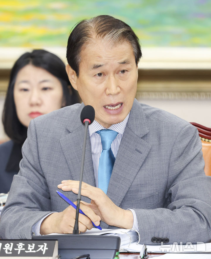 [서울=뉴시스] 고승민 기자 = 권오을 국가보훈부 장관 후보자가 15일 서울 여의도 국회에서 열린 정무위원회의 인사청문회에서 질문에 답하고 있다. 2025.07.15. kkssmm99@newsis.com