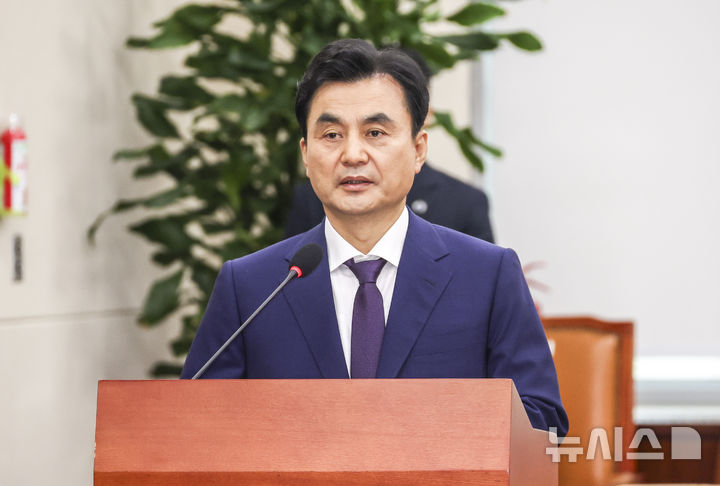 [서울=뉴시스] 조성봉 기자 = 안규백 국방부 장관 후보자가 15일 서울 여의도 국회에서 열린 국방위원회의 인사청문회에서 모두발언을 하고 있다. 2025.07.15. suncho21@newsis.com