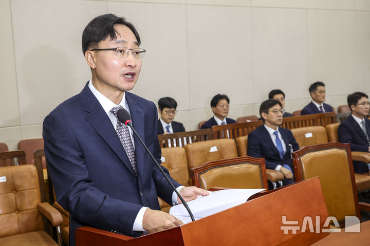 [서울=뉴시스] 조성봉 기자 = 임광현 국세청장 후보자가 15일 서울 여의도 국회에서 열린 기획재정위원회의 국세청장 인사청문회에서 모두발언을 하고 있다. 2025.07.15. suncho21@newsis.com