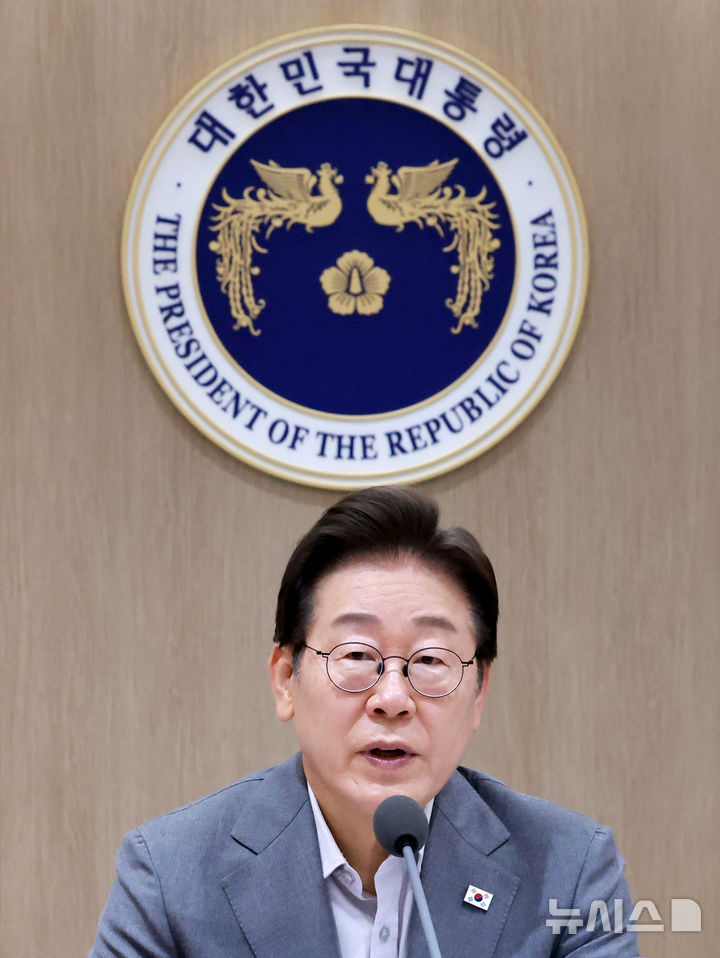 [서울=뉴시스] 최동준 기자 = 이재명 대통령이 15일 서울 용산 대통령실 청사에서 열린 국무회의에서 발언하고 있다. (대통령실통신사진기자단) 2025.07.15. photocdj@newsis.com
