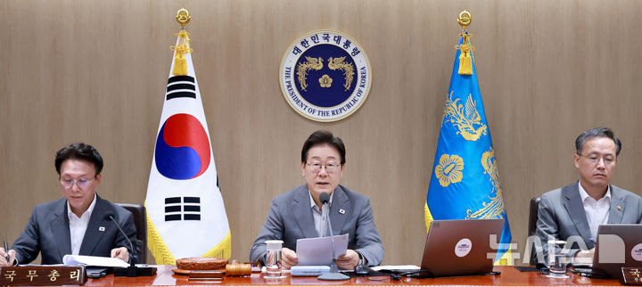[서울=뉴시스] 최동준 기자 = 이재명 대통령이 15일 서울 용산 대통령실 청사에서 열린 국무회의에서 발언하고 있다. (대통령실통신사진기자단) 2025.07.15. photocdj@newsis.com