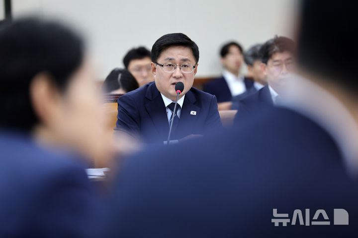 [서울=뉴시스] 김명년 기자 = 김성환 환경부 장관 후보자가 15일 서울 여의도 국회 환경노동위원회에서 열린 인사청문회에서 발언하고 있다. 2025.07.15. kmn@newsis.com
