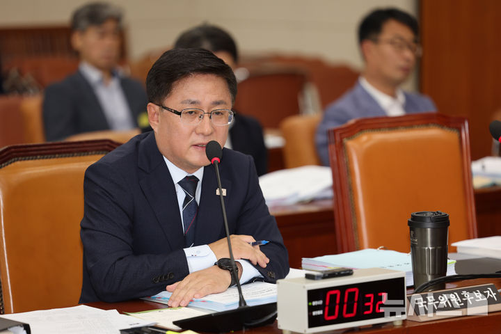 [서울=뉴시스] 김명년 기자 = 김성환 환경부 장관 후보자가 15일 서울 여의도 국회 환경노동위원회에서 열린 인사청문회에서 발언하고 있다. 2025.07.15. kmn@newsis.com