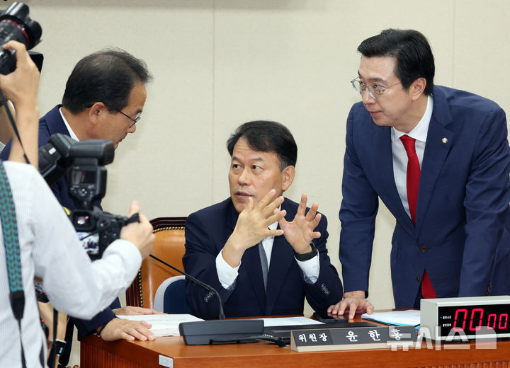 [서울=뉴시스] 고승민 기자 = 국회 정무위원회 윤한홍 위원장과 강준현 더불어민주당 간사, 강민국 국민의힘 간사가 지난 15일 서울 여의도 국회에서 열린 정무위원회의 인사청문회에서 대화하고 있다. 2025.07.15. kkssmm99@newsis.com